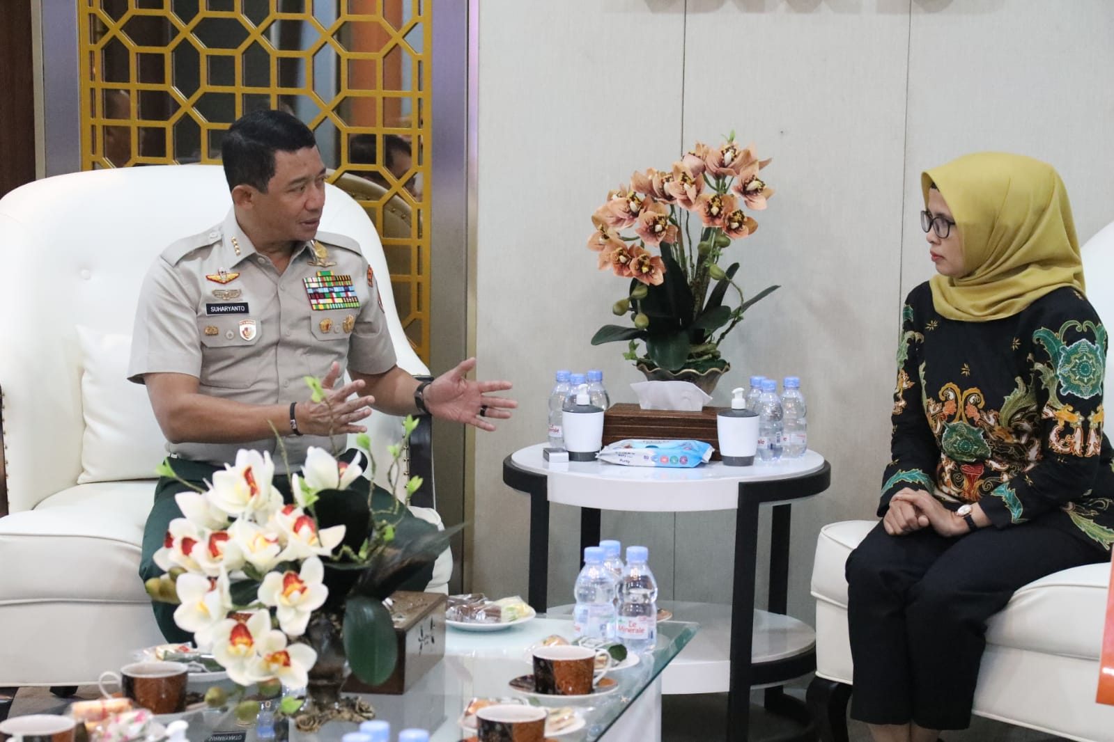 Kepala Badan Nasional Penanggulangan Bencana (BNPB) Letjen TNI Suharyanto menerima Bupati Blitar Rini Syarifah di Gedung Graha BNPB, Jakarta, Senin (21/8).